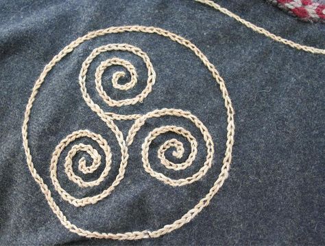 Viking Embroidery, Medieval Embroidery, Viking Pattern, Sculpture Textile, Viking Garb, Broderie Simple, Viking Dress, Viking Costume, Viking Clothing