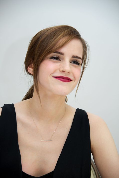 Side fringe hairstyles: Emma Watson- CosmopolitanUK Side Fringe Hairstyles, Emma Watson Hair, Long Side Bangs, Emma Watson Style, Side Fringe, Long Bangs, Fringe Hairstyles, Side Bangs, Dove Cameron