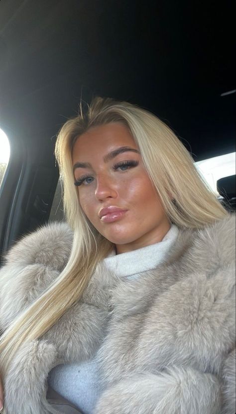 Chav Uk, Chav Makeup Look, Chav Makeup, Chav Aesthetic, Essex Style, Essex Girl, Essex Girls, Chav Outfits, 2016 Makeup