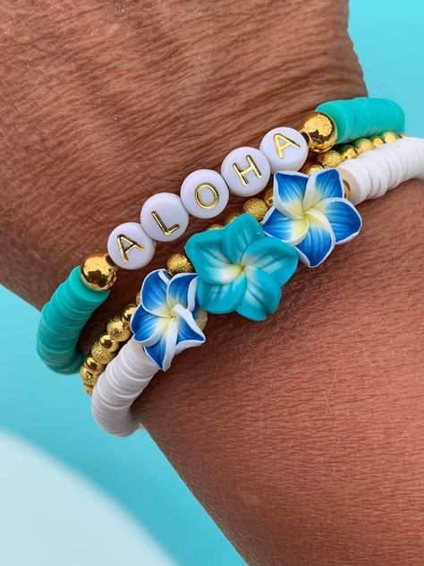 Beach Themed Clay Bracelet, Summer Bracelet Inspo Beads, Clay Bead Bracelet Ideas Hawaii, Summer Bracelets Beads Ideas, Hawaii Bracelet Ideas, Hawaiian Clay Bead Bracelets, Beachy Clay Bracelets, Coconut Girl Aesthetic Bracelets, Beach Inspired Bracelets