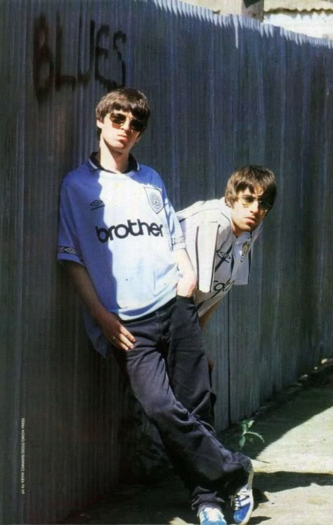 I love the picture. Best Music Lyrics, Oasis Live Forever, Oasis Album, Lyrics Tumblr, Oasis Clothing, Liam And Noel, Oasis Band, Trendy Music, Football Fashion