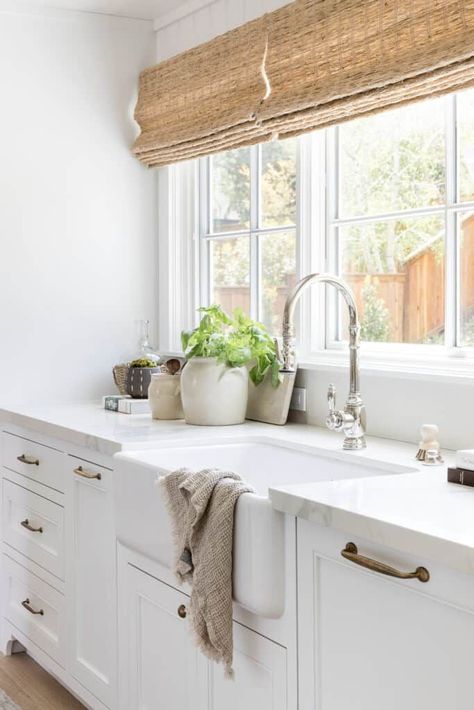 Mindy Gayer Design, Coastal Kitchen Design, Neutral Kitchen, Classic Kitchen, Coastal Kitchen, Kitchen Hardware, Modern Farmhouse Kitchens, Farmhouse Sink, Kitchen Countertop