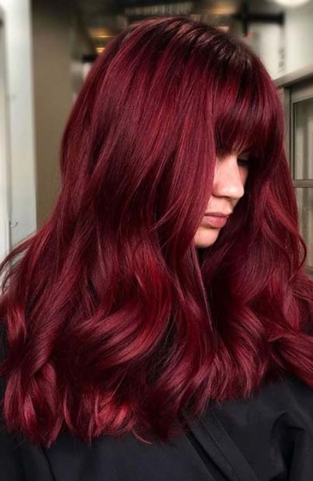 30 Sexy Dark Red Hair Ideas for 2023 - The Trend Spotter Wine Red Hair Color, Pelo Color Vino, Hair Color For Morena, Vibrant Red Hair, Red Hair Trends, Wine Hair Color, Dark Red Hair Color, Red Hair Looks, Hairstyles Anime