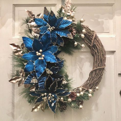 Blue Home Decor Ideas, Christmas Decorations Centerpiece, Holiday Wreaths Christmas, Blue Christmas Decor, Poinsettia Wreath, Christmas Wreaths Diy Easy, Home Decor Aesthetic, Winter Wreaths, Christmas Flower Arrangements