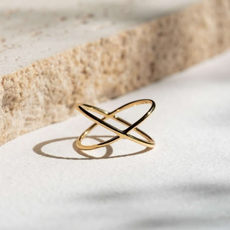 Gold Rings Simple Unique, Simple Ring Design, Modern Rings, Unique Gold Rings, Simple Rings, Criss Cross Ring, Summer Rings, High Jewelry Ring, Gold Jewelry Simple Necklace