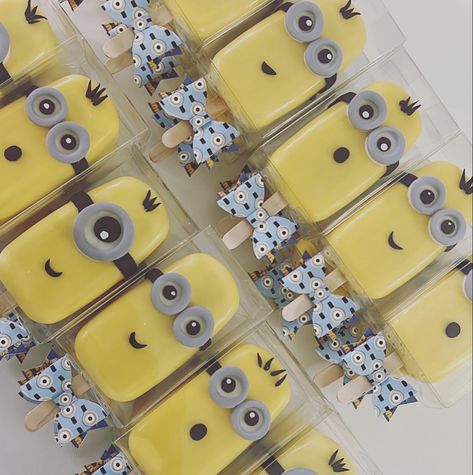 Minion cakesicles 💛 Minion Cakesicles, Pop Minion, Despicable Me Cake, Despicable Me Party, Minion Birthday, Despicable Me, Celebration Cakes, Cake Pops, Amazing Cakes