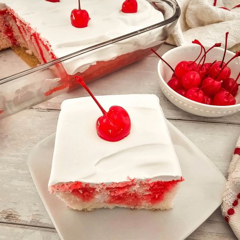 Cherry Poke Cake, Cherry Recipes Dessert, Cinnamon Roll Apple Pie, Poke Cake Recipes, Cherry Desserts, Cherry Cake, Delicious Cake Recipes, Jell O, White Cake Mixes