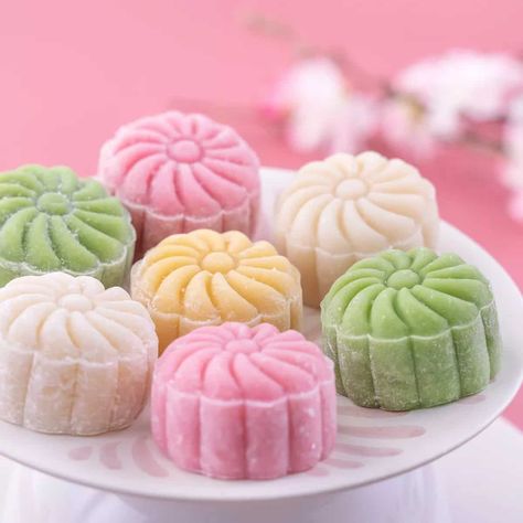 A Chinese Christmas cake recipe.Snow Skin Mooncakes have become very popular. Known as Bing Pi Yue Bing/冰皮 in Chinese, snow Skin Mooncake is believed to have originated in Hong Kong (although some argue that it’s from Singapore). It has become increasingly popular in Chinese bakeries, as well as in family kitchens thanks to its diverse appearance and simple cooking procedure. Chewy mochi is wrapped around sweet fillings, as opposed to traditional pastry. Try our recipe! Chinese Pastries Recipe, Traditional Chinese Sweets, Snow Skin Moon Cake, Chinese Sweets, Menu Photography, Chinese Deserts, Chinese Bakery, Chinese Moon Cake, Chinese Desserts