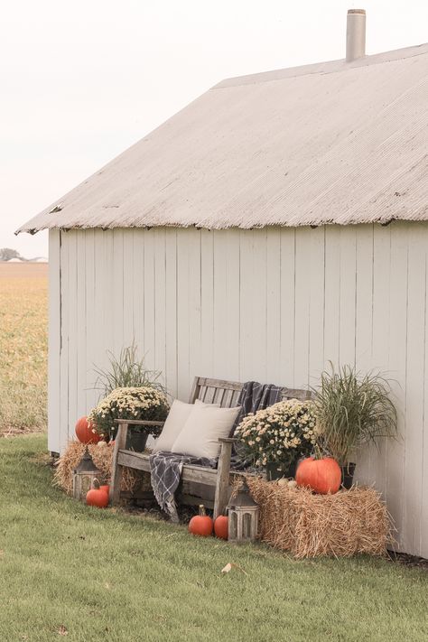 Fall Picture Set Up Ideas, Fall Festival Aesthetic, Fall Festival Photo Backdrop Ideas, Fall Outdoor Party Ideas, Fall Photo Booth Ideas, Fall Entryway Decor Outdoor, Fall Festival Decor, Barn Photoshoot Ideas, Photo Booth Ideas Diy