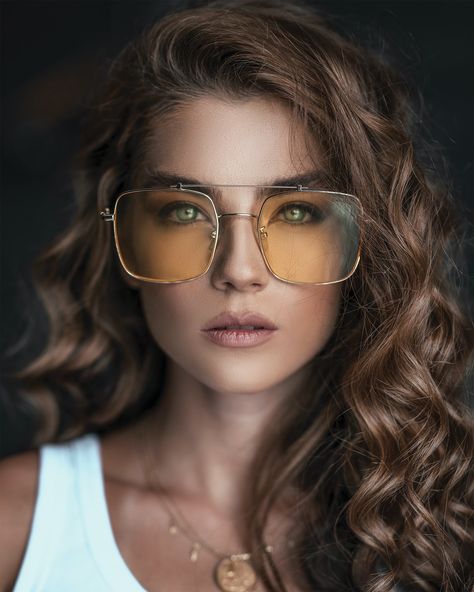 Eyewear Trends, Relaxed Hair, Cool Sunglasses, Photos Of Women, Hair Curlers, Doha, Sunglasses Branding, Beach Style, Fashion Sunglasses