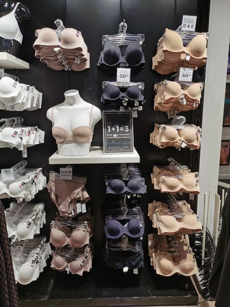 Boutique Display Ideas Retail Stores, Bra Display, Lingerie Store Design, Luxury Clothing Store, Bridal Boutique Interior, Boutique Store Displays, Clothing Store Design, Store Design Boutique, Luxury Closets Design