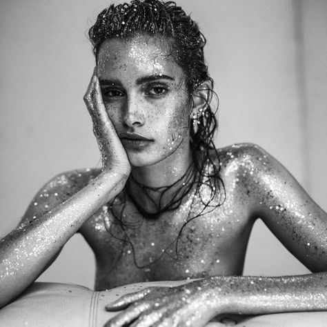 Lina Tesch Glitter Photo Shoots, Weekend Photography, New Year Photoshoot, Natural Beauty Photography, Glitter Photography, Retouching Photoshop, Body Glitter, Beauty Shoot, Shoot Inspiration