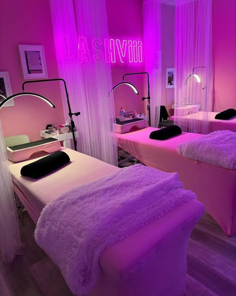 Pink Lash Room, Lash Extension Salon, Lash Room Decor Ideas, Beauty Studio Decor, Aesthetic Injector, Living Room And Bedroom Combo, Beauty Shop Decor, Lash Room Ideas, Pink Salon