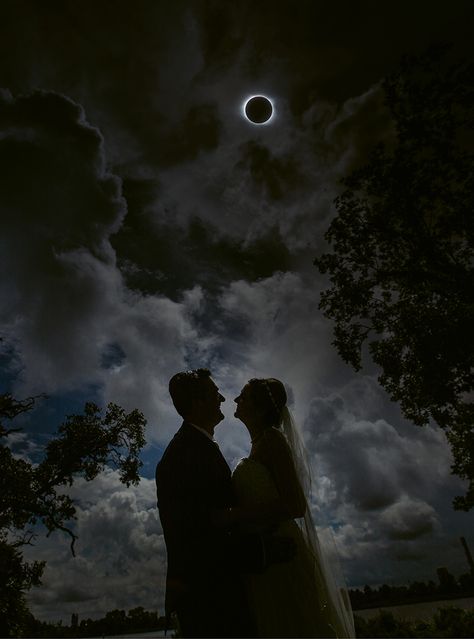 Eclipse Wedding, Solar Eclipse Photography, Eclipse Photography, Wedding Survival Kits, Eclipse Photos, Beautiful Salon, Lowcountry Wedding, Photo Class, Moon Wedding