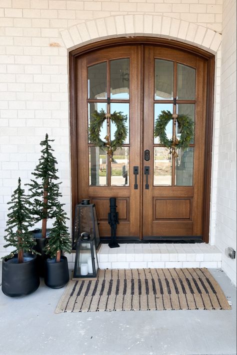 Magnolia Front Porch, Christmas Front Stoop Decor, Minimal Front Porch Decor, Modern Front Porch Christmas Decor Ideas, Small Outdoor Christmas Decor, Boho Christmas Front Porch Decor, Simple Front Yard Christmas Decor, Front Stoop Christmas Decor Ideas, Front Porch Minimalist