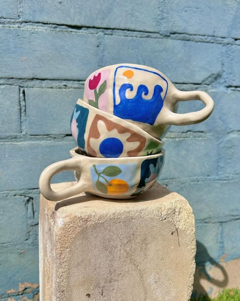 DIY • Instagram Cool Ceramic Painting Ideas, Mug Ceramic Ideas Paint, Diy Ceramic Mugs Paint, Painted Mug Inspiration, Mug Inspiration Paint, Maximalist Pottery, Mug Art Paint, Ceramic Art Inspiration, Pottery Art Painting