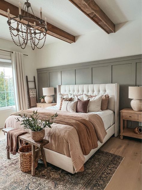 House Aesthetic Interior Design Bedroom, Neutral Room With Accent Wall, House Design Interior Bedrooms Master, Grey Wall Bedroom Color Schemes, Farmhouse Decor Master Room, Owners Suite Bedroom Ideas, Bedroom Design Wood Furniture, Best Master Bed Paint, Aesthetic Master Room Ideas