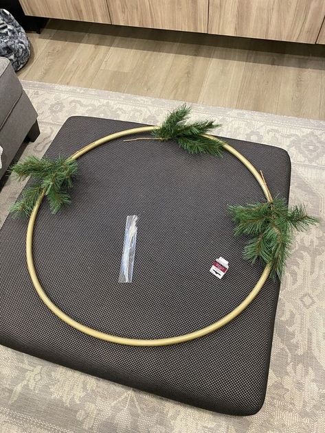 Large Hoop Wreath, Gold Ring Wreath Diy, Hulu Hoop Christmas Wreath Diy, Large Wreath Over Fireplace, Hula Hoop Wreath Christmas, Hula Hoop Wreath Diy, Hula Hoop Light, Hula Hoop Decoration, Hula Hoop Wreath