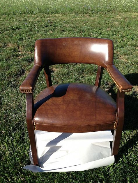 Painting a Vinyl Chair Vinyl Chairs Makeover, Vinyl Spray Paint, Office Chair Makeover, Repurpose Projects, Paint Vinyl, Kitchen Table Makeover, Idea Box, Log Cabin Ideas, Vinyl Chairs