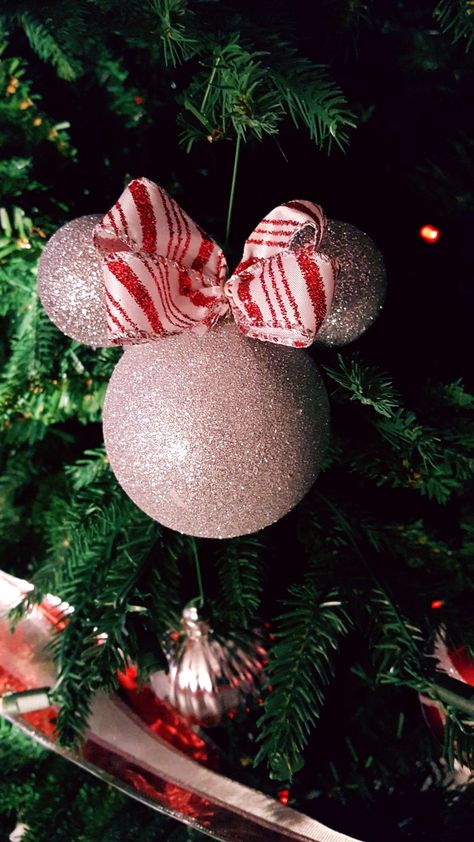 Mikey Mouse Christmas Decorations, Mickey Mouse Xmas Tree, Christmas Mickey Mouse Decorations, Disney Christmas Crafts Diy, Disney Diy Christmas Decorations, Mickey Mouse Christmas Diy, Minnie Mouse Christmas Tree, Christmas Tree Disney, Diy Mickey Ornaments