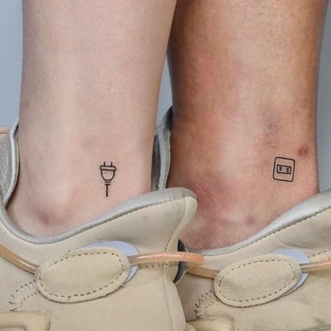 Make it pleasant for your beloved or dear person and suggest him a soulmate matching couple tattoo. Choose one of the 60+ ideas we have listed in our article. Tattoo Set Couple, Tato Rose, Tato Snake, Tato Star, Tato Set, Couple Tato, Tattoo Simplistic, Simple Tato, Tato Realis