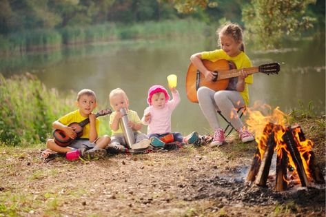 Camp Songs For Kids, Campfire Songs For Kids, Music And Movement For Toddlers, Camping Songs, Camping Magazine, Day Camp Activities, Camp Memories, Energy Kids, Campfire Songs