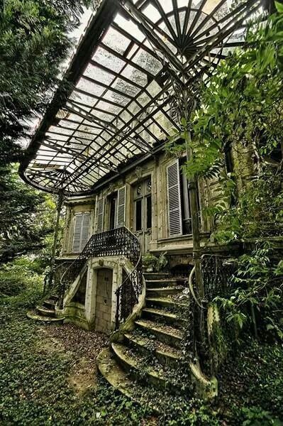 Ruins Architecture, Decay Art, Abandoned House, Abandoned Mansions, Glass Ceiling, Abandoned Buildings, Abandoned Houses, Nature Aesthetic, Pretty Places