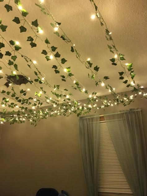 Vine And Fairy Lights Ceiling, Fairy Lights On Bedroom Ceiling, Aesthetic Ceiling Light Bedroom, Bedroom Decor With Vines, Fairy Lights And Vines On Ceiling, Vibes Hanging From Ceiling, Fairy Lights From Ceiling, Fake Veins Room Decor On Ceiling, Aesthetic Room Ceiling