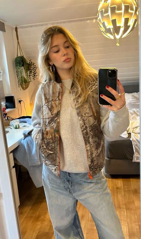 Jacket Outfit Aesthetic, Camo Jacket Outfit, Western Style Outfits, Fits Clothes, Jacket Outfit, Camo Jacket, Fall Fits, Outfit Aesthetic, Cute Everyday Outfits