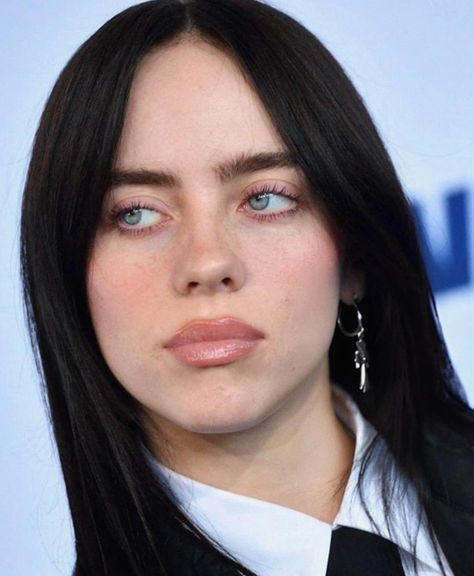 Billie Eilish Close Up Face, Billie Elish Make Up Looks, Billie Eilish With Eyeliner, Billie Eilish Close Up, Billie Eilish Forehead, Billie Eilish Eyebrows, Billie Eilish Nose, Billie Eilish No Makeup, Billie Eilish Makeup Look