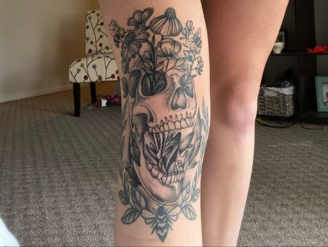 Leg Knee Tattoos Women, Tattoo On The Knee, Around The Knee Tattoos Women, Skull Knee Tattoo, Floral Knee Tattoo, Knee Tattoos Women, Floral Skull Tattoos, Knee Tattoos, Lily Flower Tattoos