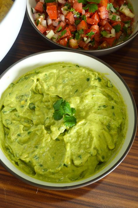 Avocado And Greek Yogurt, Greek Yogurt Guacamole, Make Greek Yogurt, Avocado Guacamole, Guacamole Dip, Avocado Pesto, Condiment Recipes, Guacamole Recipe, Ripe Avocado