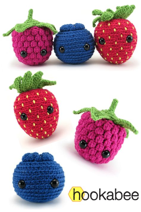 Amigurumi Berry patterns (raspberry, blueberry, strawberry) by @hookabee Amigurumi Blueberry, Blueberry Crochet, Amigurumi Fruit, Crochet Unique, Confection Au Crochet, Crochet Fruit, Pola Amigurumi, Very Berry, Crochet Food