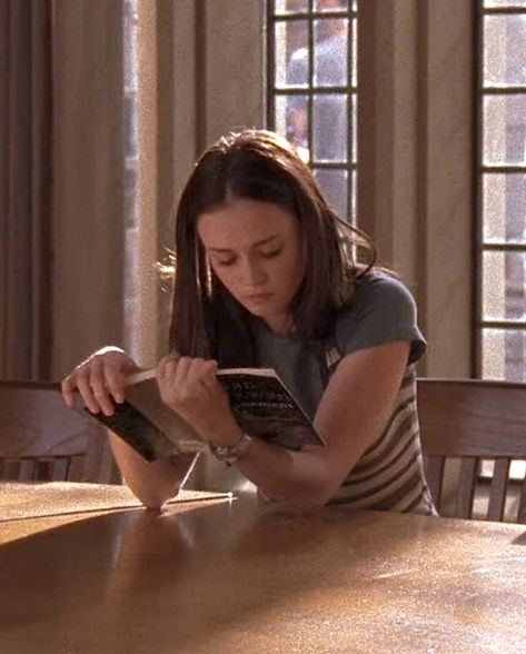 rory gilmore, gilmore girls, downtown, cozy, aesthetic Rory Gilmore Reading List, Rory Gilmore Reading, Luke Danes, Team Logan, Lorelai Gilmore, Rory Gilmore, Studying Inspo, School Motivation, Reading List