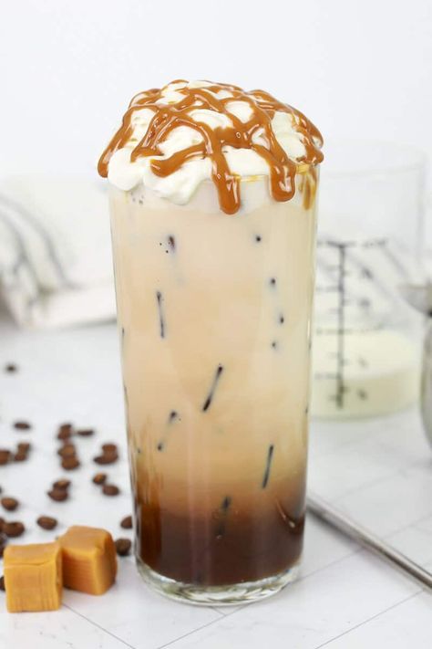 Iced Caramel Macchiato Starbucks, Alc Drinks, Iced Macchiato, Fun Coffee Recipes, Mcdonalds Sweet Tea, Iced Caramel Macchiato Recipe, Homemade Espresso, Caramel Macchiato Starbucks, Cold Chocolate