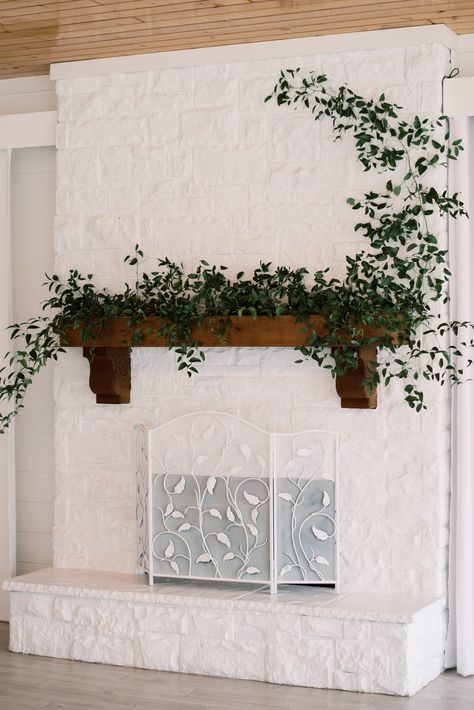 Smilax on white fireplace for wedding at Willow Creek.  Maddie Ray Photography Greenery Fireplace Decor, Wedding Reception Mantle Decor, Fireplace Mantle Decor Wedding, Fireplace Florals Wedding, Boho Fireplace Mantle, Fireplace Greenery, Wedding Mantle Decor, Mantle Arrangements, Mantle Greenery