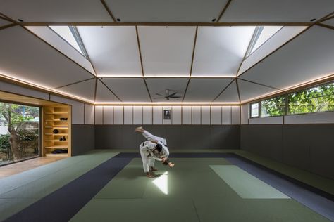 DOJO Saigon / T3 ARCHITECTS Dojo Design, Dojo Ideas, Martial Arts Gym, Karate School, Karate Dojo, Dream Gym, Gym Room At Home, Martial Arts School, Saigon Vietnam