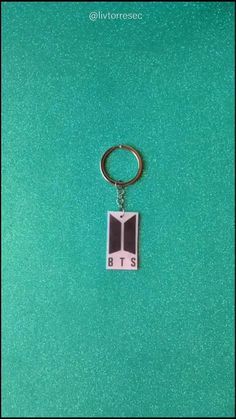 How To Make Kpop Keychains, How To Make Anime Keychains, Army Crafts Diy, Simple Keychain Ideas, Anime Keychains Diy, Bts Bookmarks Ideas, Bt21 Diy Crafts, Bts Diy Gift Ideas, Bts Diy Crafts Room