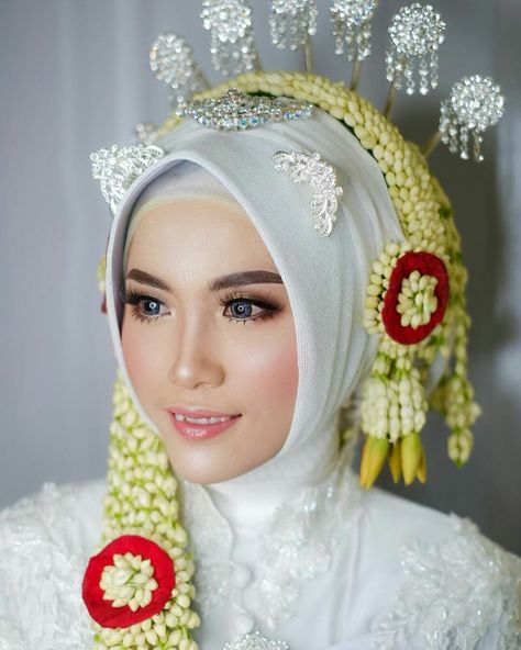 Pernikahan Adat Jawa Hijab, Wedding Jawa Hijab, Hijab Do Wedding, Pengantin Jawa Hijab, Nikah Adat Jawa, Wedding Jawa, Makeup Akad, Wedding Hijab Styles, Dress Muslim Modern