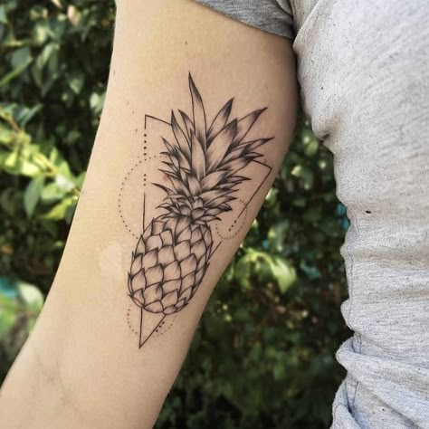 Pineapple Tattoo Ideas, Pineapple Tattoo Meaning, Pinapple Tattoos, Triangle Tattoo Meaning, Le Tattoo, Pineapple Tattoo, Palm Tattoos, Triangle Tattoos, Forearm Tattoo Women