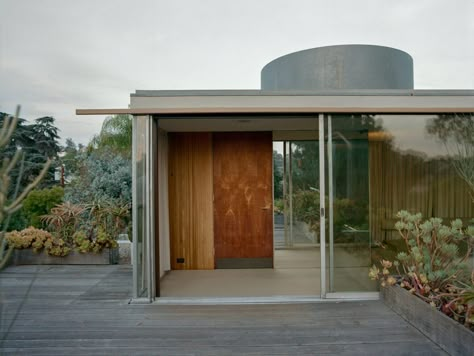 The VDL House built by Richard Neutra can now be seen from all over the world - ICON Magazine Richard Neutra House, Neutra House, Midcentury Architecture, Richard Neutra, Modernist Architects, Prefab Cabins, Inspirational Photos, House Built, Prefab Homes