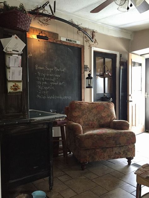 Chalkboard Kitchen Wall @connielorraine Chalkboard Living Room, Chalk Wall Kitchen, Chalkboard In Kitchen, Chalkboard Decoration, Vintage Classroom, Chalkboard Kitchen, Diy Chalkboard Paint, Chalkboard Wallpaper, Kitchen Chalkboard