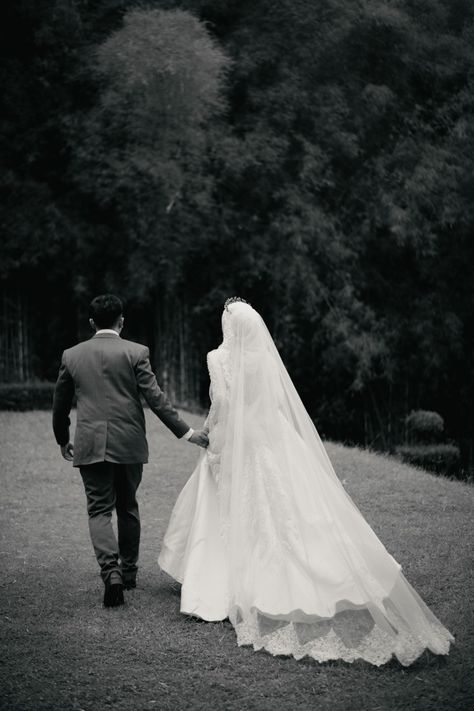 Faceless Wedding Photos, Couple Wattpad, Outdoor Wedding Shoot, Prewedding Poses, Wattpad Vibes, Moodboard Wedding, Pose Prewedding, Pose Wedding, Prewedding Photo