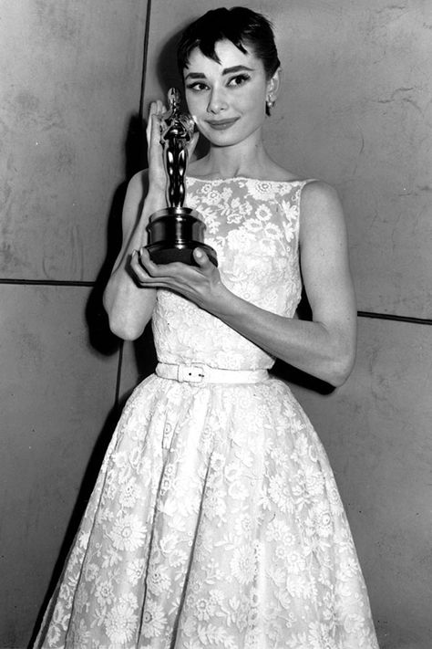 Audrey Hepburn, 1953, 'Roman Holiday'. (Givenchy) Audrey Hepburn Oscar, Audrey Hepburn Givenchy, Best Oscar Dresses Of All Time, Audrey Hepburn Outfit, Vestidos Oscar, Best Oscar Dresses, Audrey Hepburn Roman Holiday, Oscar Gowns, Best Actress Oscar