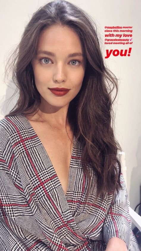 Emily DiDonato Dark Skin Light Hair, Pale Skin Makeup, Emily Didonato, Pretty Blue Eyes, Hair Tutorials For Medium Hair, Curly Hair Women, Makati, Pretty Eyes, Just Girl Things