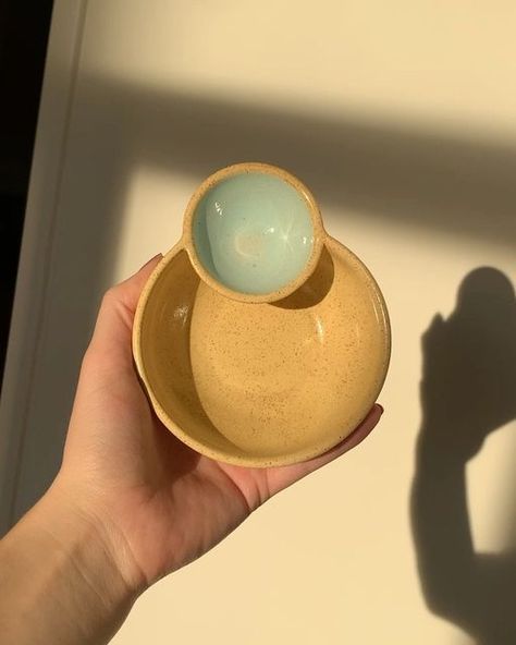 Claudia Frolova on Instagram: "Golden hour olive bowl and jar ☀️" Olive Bowl, Snack Bowl, Hand Building, Snack Bowls, Hand Built, Golden Hour, Diy Ideas, Dip, Bowl