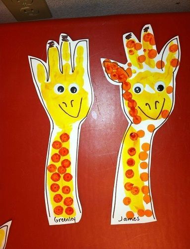 9 Easy Giraffe Craft Ideas For Kids And Preschoolers #barnwoodcraftideas Hand Print Art, Simple Art Activity, Kindergarten Art Activities, Zoo Crafts, Zoo Animal Crafts, Giraffe Crafts, Dear Zoo, Preschool Letters, Animal Crafts For Kids