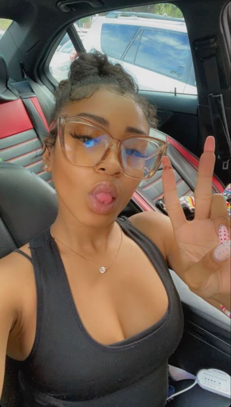 Glasses Frames For Black Women, Glasses For Round Faces, Glasses Inspiration, Big Glasses, Cute Glasses, Pretty Females, Eye Wear, Girls With Glasses, Pretty Selfies