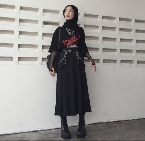 Hijabi Rock Outfit, Hijabi Rock Style, E Girl Hijab Outfits, Gothic Hijab Outfit, Edgy Hijab Outfits, Egirl Hijab Outfits, Grunge Hijab Outfit, Alt Hijabi Aesthetic, Black Outfits Edgy Grunge