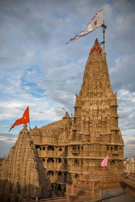 There are two doors (swarg and moksh) for the entry and exit of the temple. Dwarka Temple Hd Wallpaper, Dwarka Temple, Dwarkadhish Temple, Dwarikadhish Hd Wallpaper, Meldi Ma Hd Photo, Krishna Temple, Independence Day Images, Ancient Indian Architecture, Temple Photography